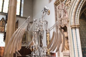 The Nerve Rack, 2019 (acetal, akryl, hliník, mosaz, elektrické obvody, barva, PVC, pryskyřice, servomotory, ocel) od Mat Collishaw