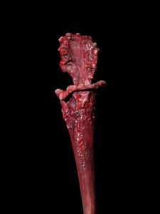 The Venal Muse, Fenside, 2012 (pryskyřice, emailová barva, dřevo, sklo, ocel) od Mat Collishaw