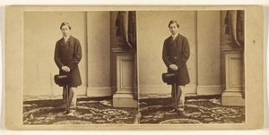 [Neidentifikovaný mladý muž stojící s cylindrem a vycházkovou holí] od Mathew B. Brady