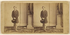 [Neidentifikovaný mladý muž stojící s cylindrem a vycházkovou holí] od Mathew B. Brady