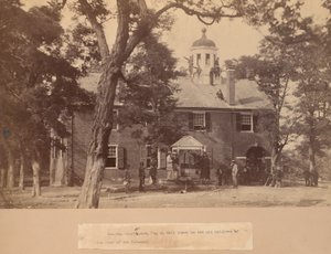 Fairfax Court House, Virginie, s vojáky Unie vpředu a na střeše od Mathew Brady