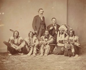 Generál J. E. Smith a Indiáni, 70. léta 19. století. od Mathew Brady