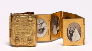 Somebodys Luggage Miniaturní svatební album Toma Thumb a Lavinia Warren, c. 1863. od Mathew B. Brady