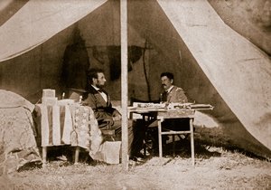 Poslední rozhovor mezi prezidentem Lincolnem a generálem McClellanem v Antietamu, 1862 od Mathew B. Brady