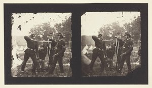 Bez názvu [Američtí vojáci pózují se zbraněmi], 1850-1900. od Mathew Brady