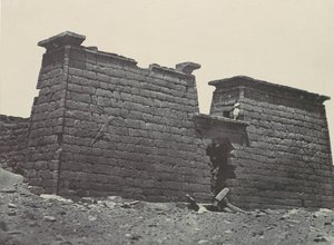 Lehký šátek na hlavu. Hemi-Spéos ze Sébouru. Pylony, 1850. od Maxime Du Camp