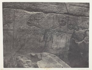 Palác Karnak, vnější sochy žulové svatyně; Thebes od Maxime Du Camp