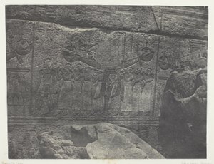 Palác Karnak, vnější sochy žulové svatyně; Thebes od Maxime Du Camp