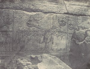 Thebes. Palác Karnak. Vnější sochy žulové svatyně, 1850. od Maxime Du Camp