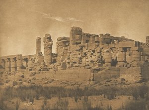 Pohled na sloupovou síň paláce v Karnacu, pořízený ze severovýchodního úhlu, 1849-50. od Maxime Du Camp