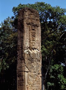 Detail stély E na velkém náměstí od Mayan