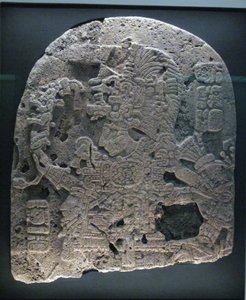 Fragment desky s pravítkem, oblast Peten, pozdně klasické období, 600-900 n.l od Mayan
