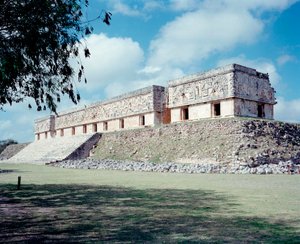 Předkolumbovská civilizace: pohled na místo starověkého hlavního města Mayů Uxmal, styl Puuc. Severní Yucatán 600-900 našeho letopočtu: pyramida věštce. Mexiko od Mayan