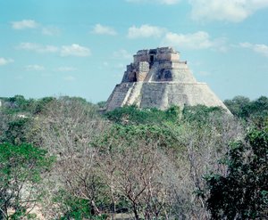 Předkolumbovská civilizace: pohled na horní chrám na místě starověkého hlavního města Mayů Uxmal, styl Puuc. Severní Yucatán 600-900 našeho letopočtu. Mexiko od Mayan