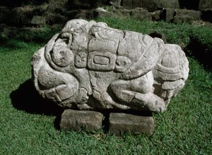 Zoomorfní oltář vyřezaný v bloku gresu od Mayan