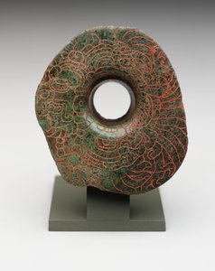 Earflare s vyříznutým obrazem hlavního ptačího božstva, cca 300-500 (jadeit) od Mayan Mayan
