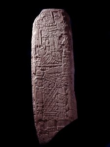 Předkolumbijské umění, civilizace Mayů, počáteční klasické období: kamenná stéla 5 z El Zapote, Peten, Guatemala. Slunce. h. 127 cm Guatemala, Museo Nazionale di Archeologia e Etnologia – předkolumbovské umění, mayská civilizace, klasické období (asi 250 a od Mayan Mayan