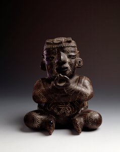 Předkolumbijské umění, mayská civilizace, počáteční období: antropomorfní hliněná váza zobrazující muže sedícího s rukama spojenými do tvaru kruhu. Z Uaxactunu v Guatemale. Slunce. h. 21,2 x šířka 20,2 cm Guatemala, Museo Nazionale di Archeologia e Etnolog od Mayan Mayan