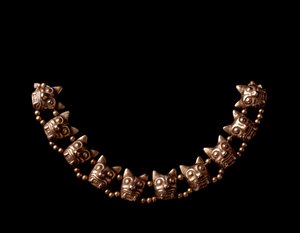 Předkolumbijské umění, mayská civilizace, poklasické období: zlatý náhrdelník složený z prvků ve tvaru jaguárích hlav. 600-1100 našeho letopočtu z Iximche, Chimaltenango, Guatemala. Ztlumit. dlouho. 27 cm Guatemala, Museo Nazionale di Archeologia e Etnolog