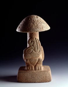 Předkolumbijské umění, civilizace Mayů, předklasické období: čedičová socha ve tvaru houby s vyobrazením stylizovaného hada. z Kaminaljuyu v Guatemale. Ztlumit. 28,5 x šířka 15,8 cm Guatemala, Museo Nazionale di Archeologia e Etnologia