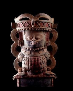Předkolumbijské umění, mayská civilizace, klasické období: váza s kadidlem v antropomorfní hlíně zdobí reprezentaci postavy s maskou ptáka quetzala. Z Purulha, Guatemala Sun. h. 47 x šířka 30 cm Guatemala, Museo Nazionale di Arch