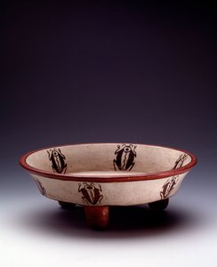 Předkolumbijské umění, mayská civilizace, pozdně klasické období: trojnožka polychromovaná hliněná miska zdobená koleoptérami. Z Peten, Guatemala. Slunce. h. 8,7 x pr. 27,5 cm Guatemala, Museo Nazionale di Archeologia a Etnologia - Předkolumbovské umění, M od Mayan Mayan