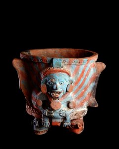 Předkolumbijské umění, mayská civilizace, poklasické období: trojnožková váza s hliněným kadidlem zdobená hlavou. Z Nebaj, Quiche, Guatemala Sun. h. 25 x šířka 23,8 cm Guatemala, Museo Nazionale di Archeologia e Etnologia - Předkolumbovské umění, Maya Civi od Mayan Mayan