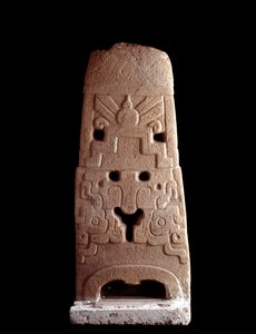 Předkolumbijské umění, mayská civilizace, předklasické období: ozdoba kamenné stély stylové masky božstva. 600-1100 našeho letopočtu ze Saca Tepequez, Guatemala. Ztlumit. vysoký. 103 cm Guatemala City, Museo Nazionale di Archeologia a Etnologia od Mayan Mayan