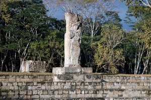 Stéla 2 s výhledem na hřiště, 652 našeho letopočtu od Mayan Mayan