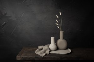 Minimalistické vázy a tráva od Mayra Pama