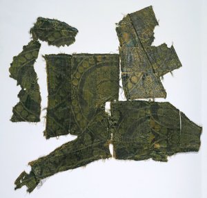 Fragmenty kaftanu potažené hedvábnou látkou se vzorem Senmurv. Pohřeb Moshchevaya Balka M od Medieval Culture of the North Caucasian
