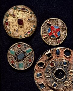 Archeologie středověku (středověk). Barbarské umění Galie: fibule (z latinského fibula znamená příloha) ve zlatém stříbrném provedení ve filigránovém, polychromovaném stylu. Francie, merovejské období, 6.-7. století. Štrasburk, Musee d