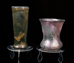 Barbarská civilizace: skleněné poháry z období Merovejců. 6.-7. století. Štrasburk, Archeologické muzeum Palais Rohan