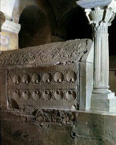 Merovejské umění: kenotaf abatyše Theodechildy (nebo Telchide) (zemřel 662 n. l.). Kamenný pohřební pomník. Opatství Jouarre (Seine a Marne) od Merovingian