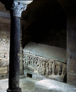 Merovejské umění: hrobka Agilberta (7. století), předvečer Paříže. Kamenný pohřební pomník. Opatství Jouarre (Seine a Marne).