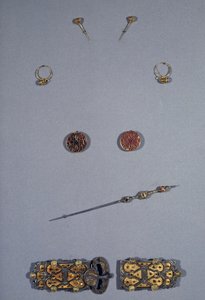 Umění Merovejců (Galie): Soubor královny franků Arnegonde nebo Aregonde (v.515-600), cca 570. Manželka Clotaire I (511-561). Shora dolů: pár špendlíků ve filigránové stříbrné a zlaté barvě, pár náušnic ve stříbrné barvě cloisonne, filigránová měď, granát,