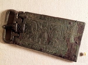Merovejské umění: Bronzová opasková přezka burgundského království (barbarský lid) představující Daniela ve lví jámě. 550-626. Od Franche-Comte. Národní muzeum archeologie, Saint Germain en Laye