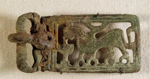 Merovejské umění: spona na opasku představující fantastické zvíře. Galie 6. století. Národní muzeum archeologie Saint Germain en Laye