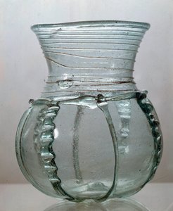 Merovejské umění: sklo charmoy. Galie 6. století. Národní muzeum archeologie Saint Germain en Laye