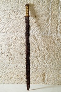Merovejské umění: epee, 6. století. Galie. Národní archeologické muzeum Saint Germain en Laye