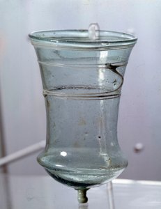 Merovejské umění: sklo. Galie 6. století. Národní muzeum archeologie Saint germain v Laye