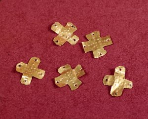 Merovejské umění: malé křížky ve zlatě. 6. století. Muzeum národní archeologie Saint Germain en Laye