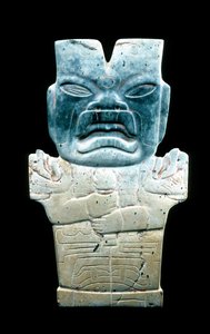 Antropomorfní plaketa, možná Ohnivý had, předkolumbovská, 800-400 př. n. l. (serpentýn a rumělka)