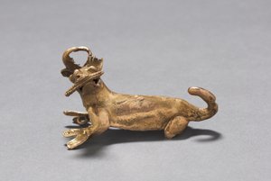 Přívěsek s jelenem pojídajícím kukuřici, c. 1000-1550 (lité zlato)