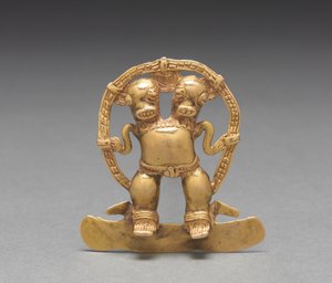 Dvouhlavý přívěsek na postavu, c. 700-1550 (lité a tepané zlato)