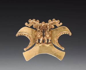 Dvojitý přívěsek s ptačí hlavou, c. 1000-1500 (lité a tepané zlato)