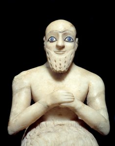 Umění Mezopotámie: Socha intendanta Ebih-ila. Socha albastra, lastury, lapis-lazuli a břidlice, kolem 2500 př.nl (období Sumeru, kolem 2900-2200 př.nl). Od Mari. Výška: 0,525m. Paříž, muzeum Louvre od Mesopotamian
