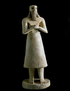 Mezopotámské umění: figurka vousatého muže (nebo boha Abu). Socha v sádře, bitumenu a skořápce, 3. tisíciletí př. n. l. Z Tell Asmar (Esnunna v Mezopotámii) Rozm. 72 cm Muzeum v Bagdádu, Irák