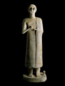 Mezopotámské umění: figurka ženy nebo bohyně. Terakota, 3. tisíciletí př. n. l. Od Tell Asmar (Ehnunna v Mezopotámii) Slunce. 59 cm Muzeum v Bagdádu, Irák