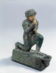 Mezopotámie: Stříbrná, bronzová a zlatá soška klečícího ctitele, ex-voto zasvěcená bohu Amurru za život Hammurabiho. 1800 před naším letopočtem. Z webu Larsa. Paříž, muzeum Louvre od Mesopotamian Mesopotamian